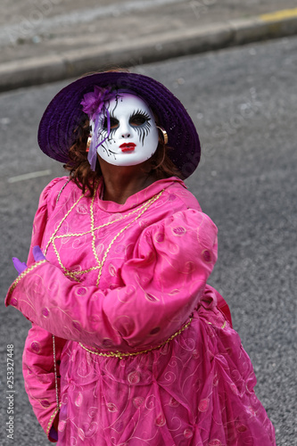 Beau regard en rose les jour des mariages burlesques au carnaval de Cayenne en Guyane française