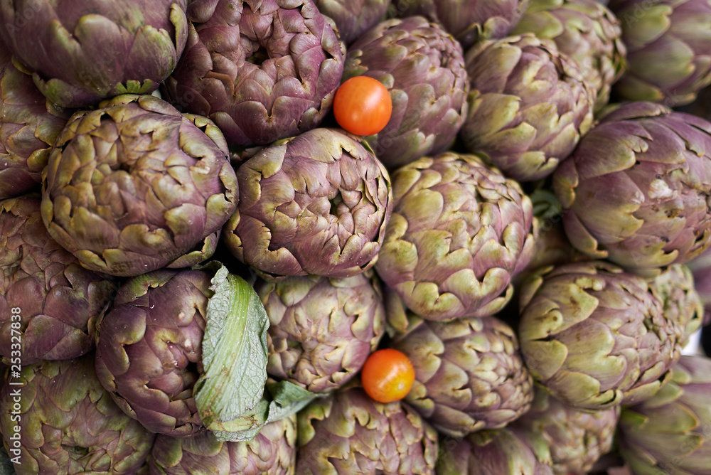 Obraz premium Raw artichokes in a market