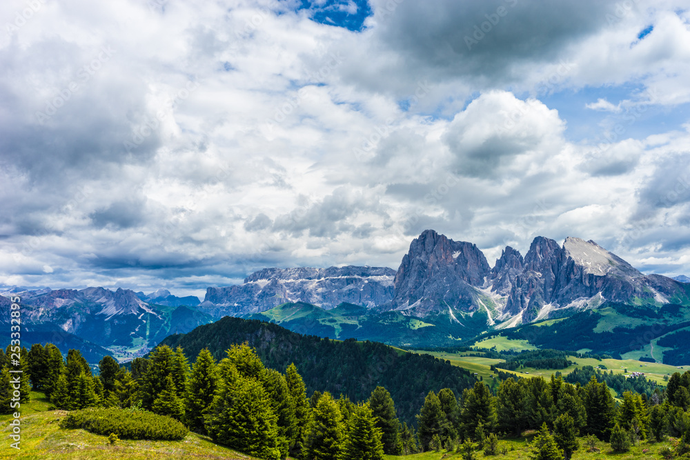 Obraz premium Alpe di Siusi, Seiser Alm with Sassolungo Langkofel Dolomite, a view of a large mountain in the background