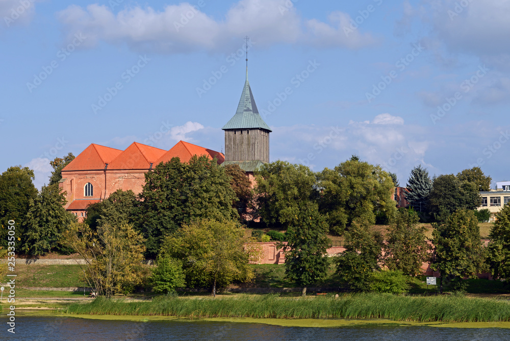 Fototapeta premium Pfarrkirche Sankt Johannes von Malbork am Fluss Nogat 