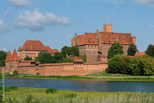 Die Marienburg vom Fluss Nogat aus gesehen