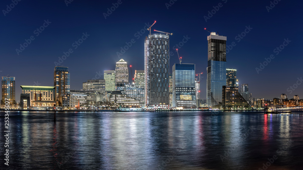 Der Finanzbezirk Canary Wharf von London mit den zahlreichen Wolkenkratzern und Baustellen bei Nacht