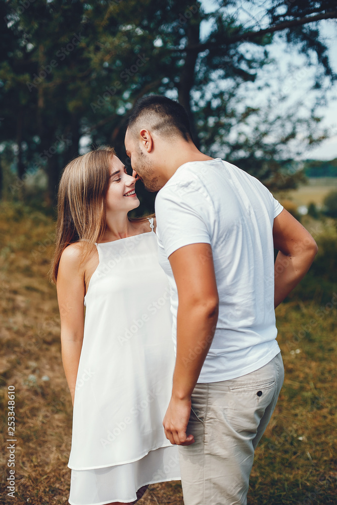 Naklejka premium Beautiful couple spend time in a summer park