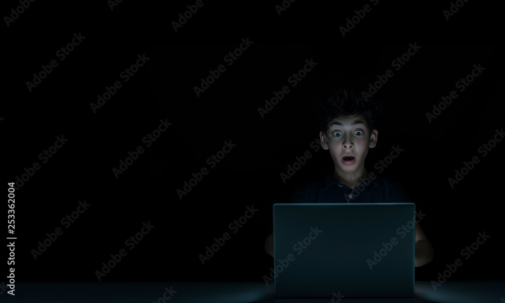 Kind sitz vor Computer, mit Angst wegen Internet Inhalte, unsichere Internet für Jugendliche Kind sitz vor Computer, mit Angst wegen Internet Inhalte, unsichere Internet für Jugendliche