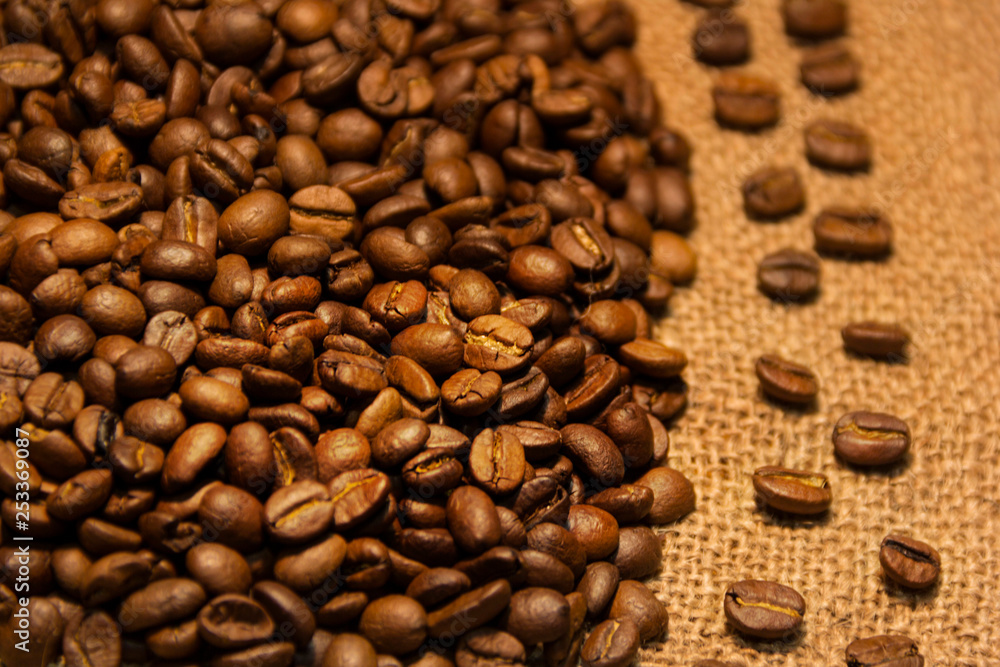 Obraz premium Aromatic coffee beans excellent drink in the morning.