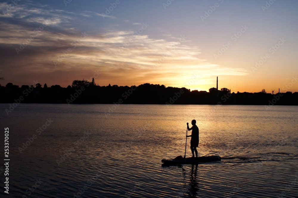 Fototapeta premium zachód słońca nad jeziorem