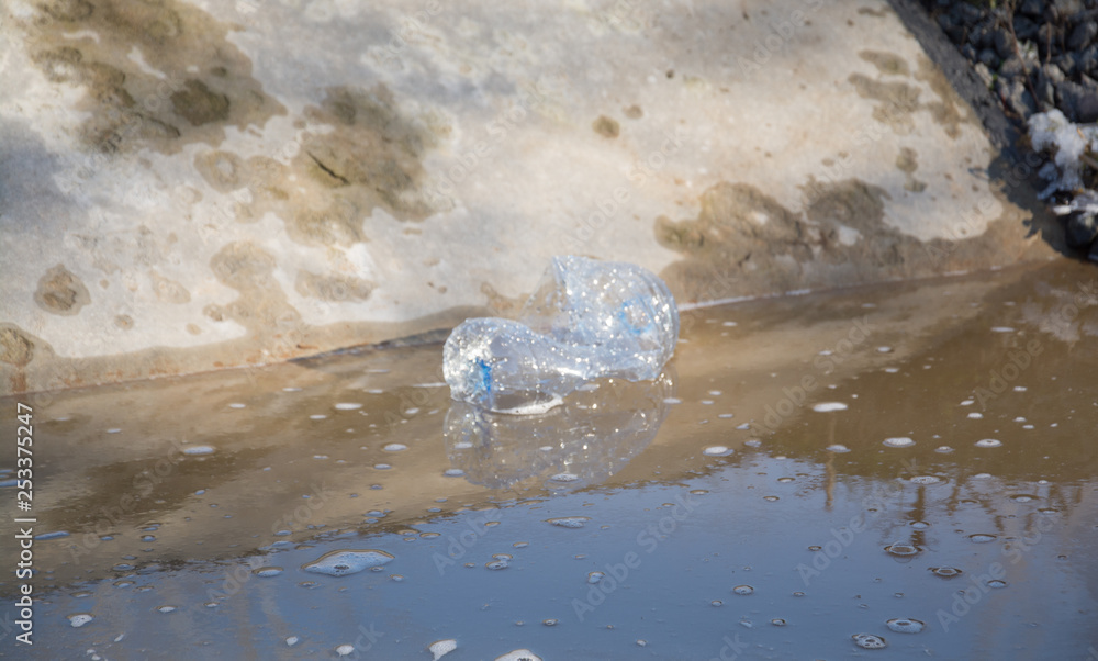 Obraz premium plastic bottle in dirty water