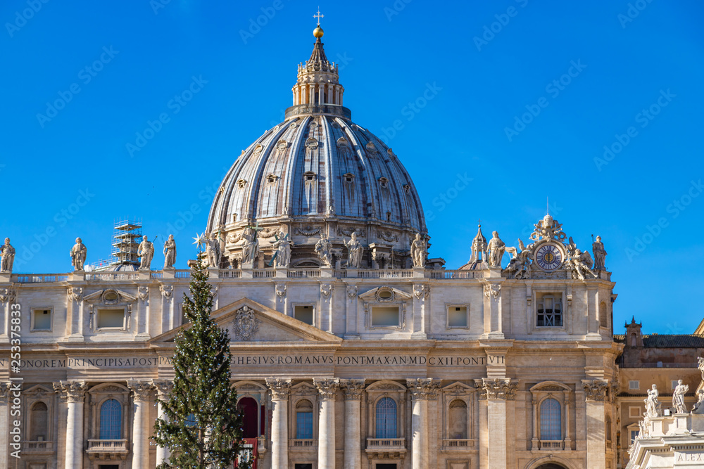 Obraz premium St. Peter's Basilica, St. Peter's Square, Vatican City during Cristmas holidays