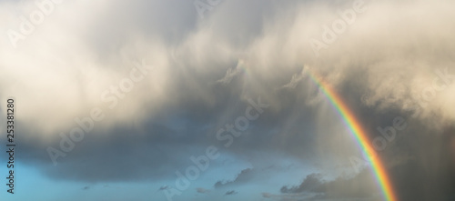 Nuvens com arco íris na hora dourada