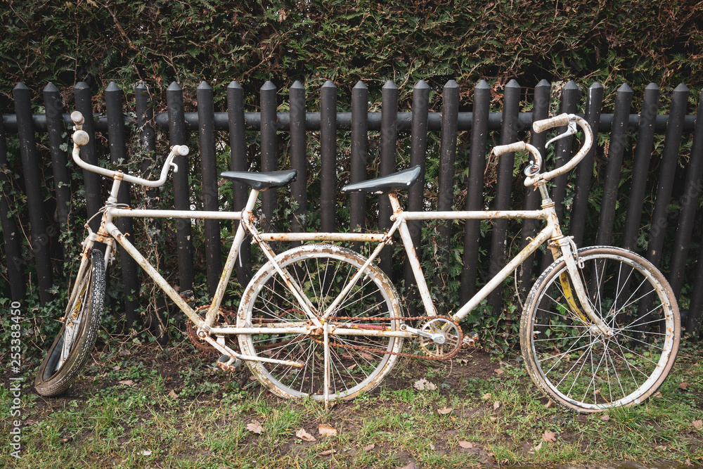 Alte Fahrräder abgestellt am Zaun
