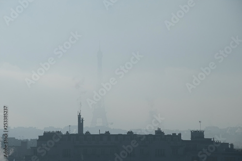 pollution paris co2 carbone gaz changement climatique chaleur émission urbain ville capitale france tour eiffel