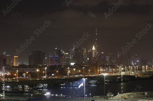 Dubai by night © Lotharingia