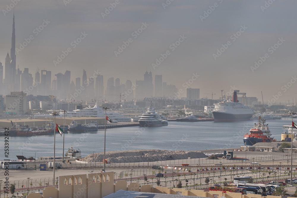 vue panoramique sur Dubaï et ses immeubles