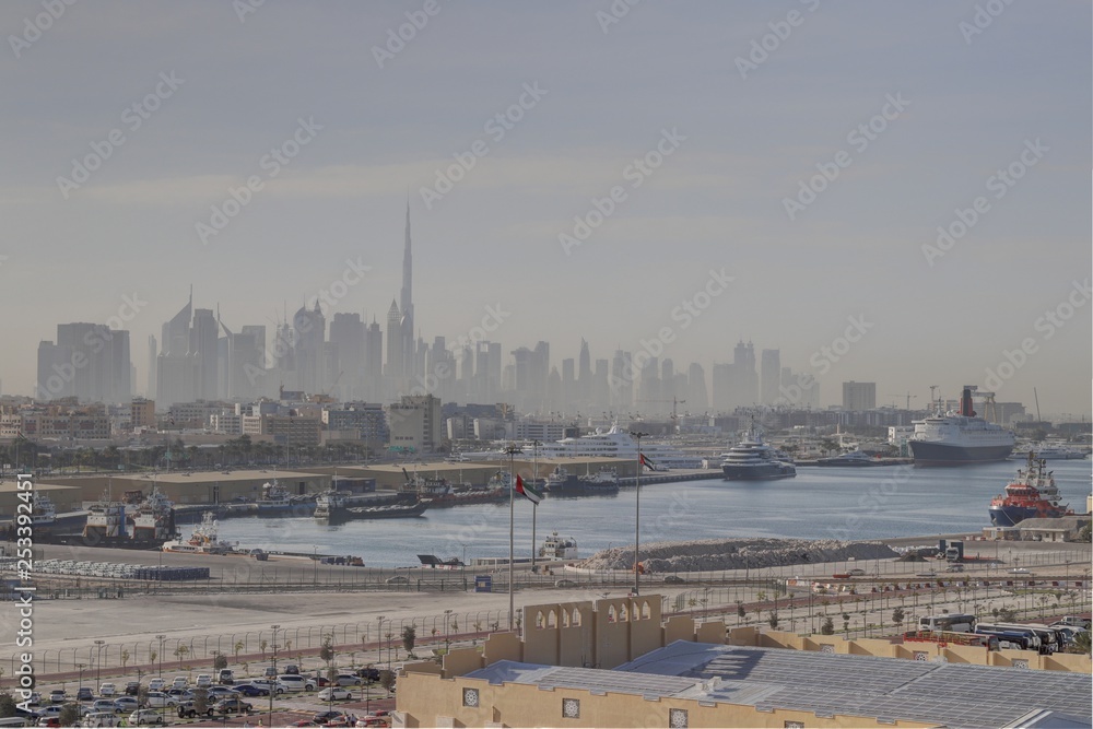 Naklejka premium vue panoramique sur Dubaï et ses immeubles
