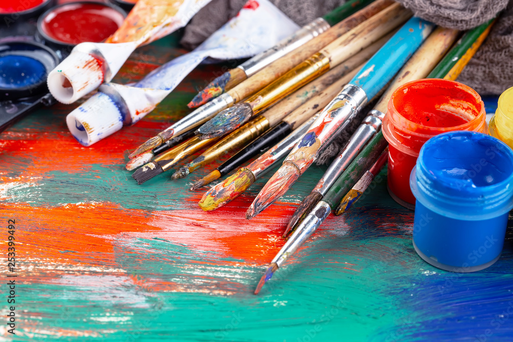 Obraz premium Paint brushes and paints for drawing.