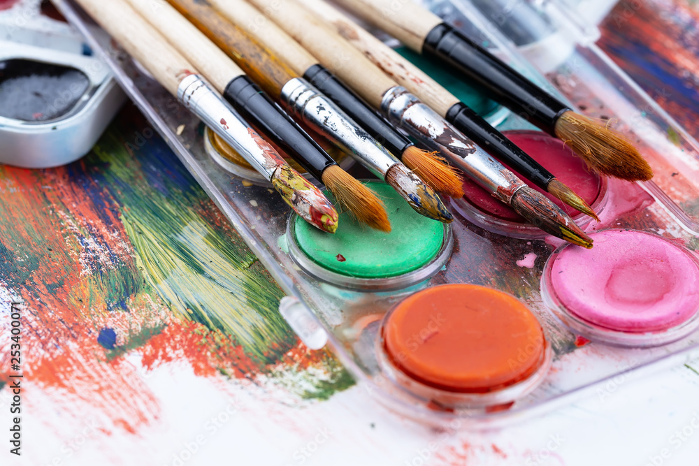 Obraz premium Paint brushes and paints for drawing.