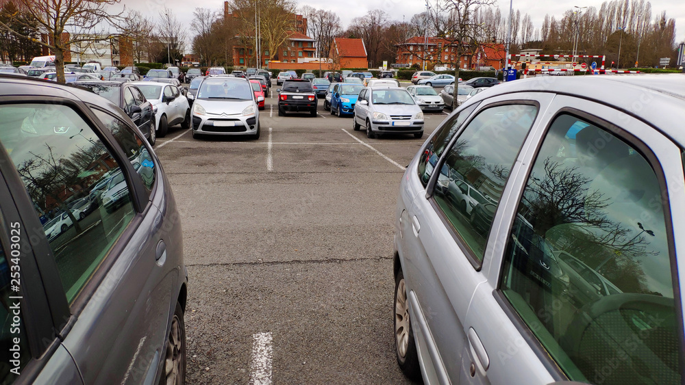 Parcheggio, posteggio auto,  auto posteggiate parcheggiate, veicoli