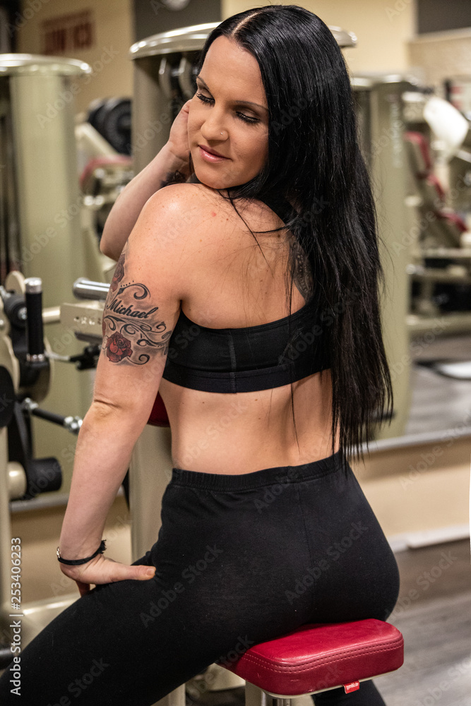 Frau in Fitnessstudio Frau in Fitnessstudio