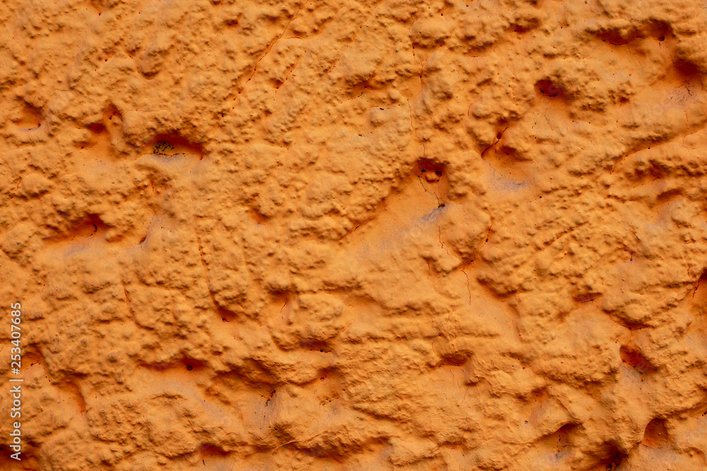 Orange Hauswand mit Rauhputzverkleidung