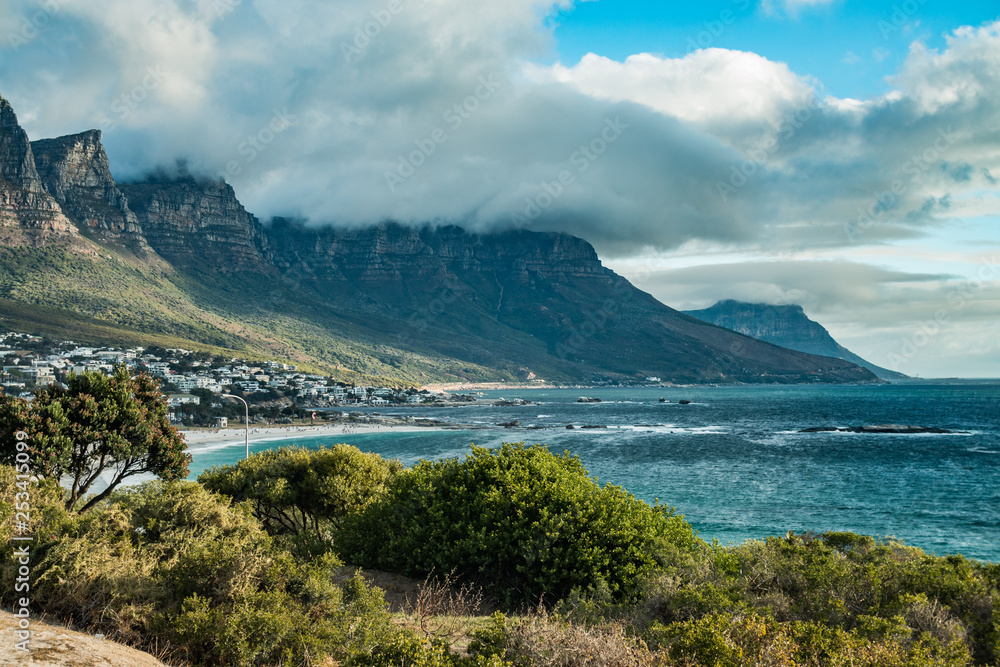Bergkette Zwölf Aposter am Meer in Südafrika mit aufziehenden Wolken