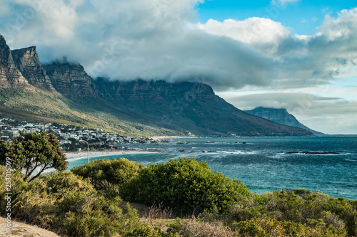 Bergkette Zwölf Aposter am Meer in Südafrika mit aufziehenden Wolken © marksn.media