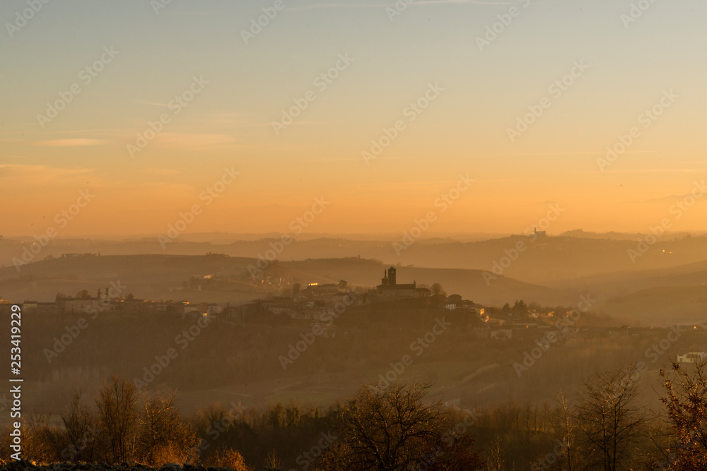Obraz premium Sunset on the hills of Montferrat during winter