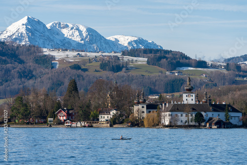 Schloss Ort am Traunsee in Gmunden mit verschneiten Gebirge