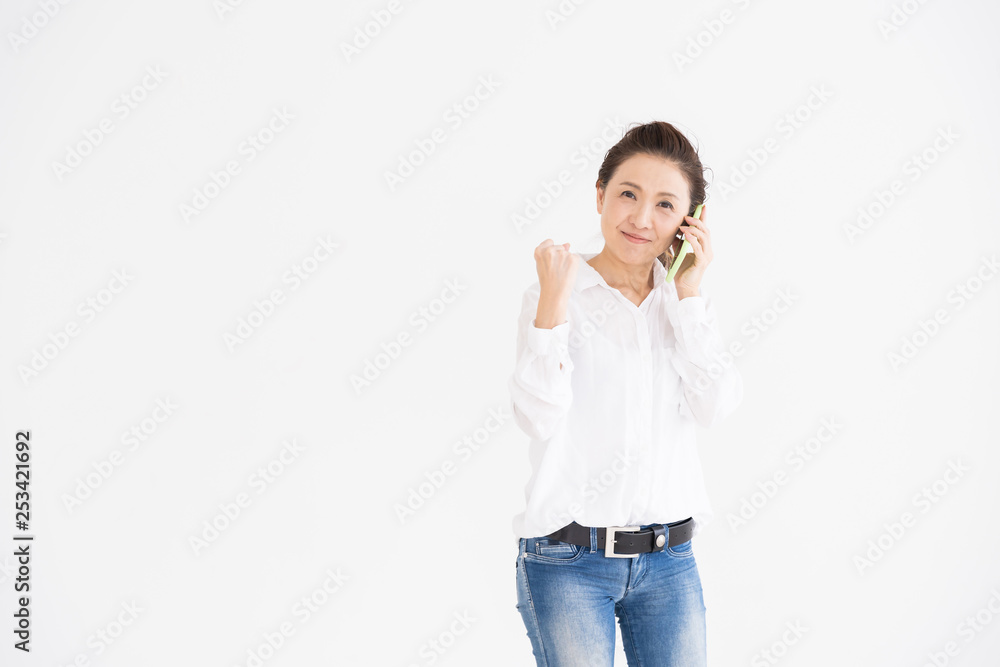電話をするシニア女性 電話をするシニア女性
