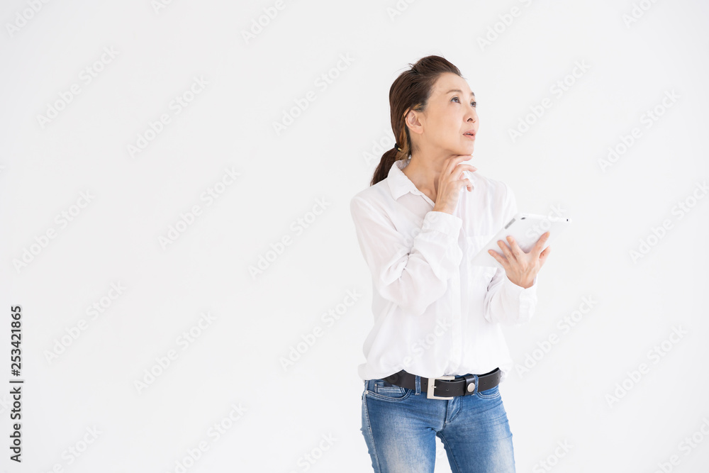 スマートフォンを見るシニア女性　考える