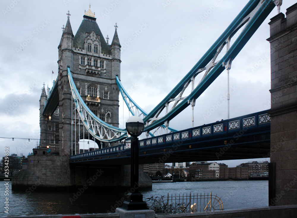 Obraz premium Wieża most