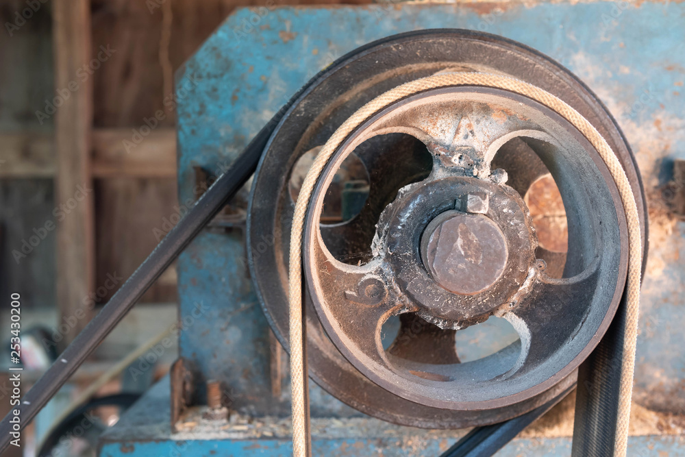 Greasy oil and dust are attached to the pulley Greasy oil and dust are attached to the pulley