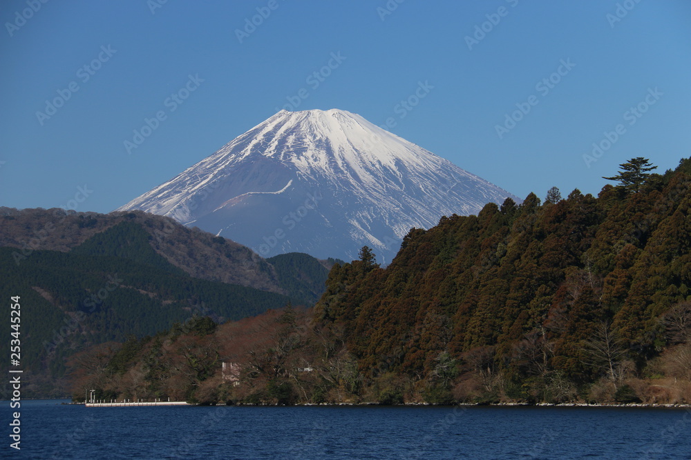 冬の箱根　芦ノ湖と富士山