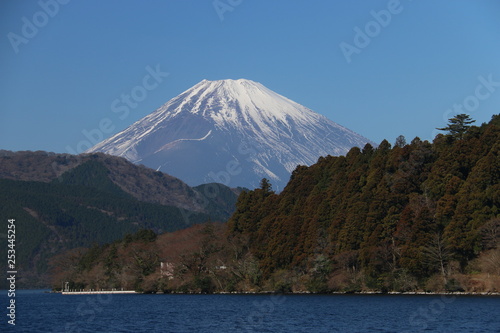冬の箱根 芦ノ湖と富士山