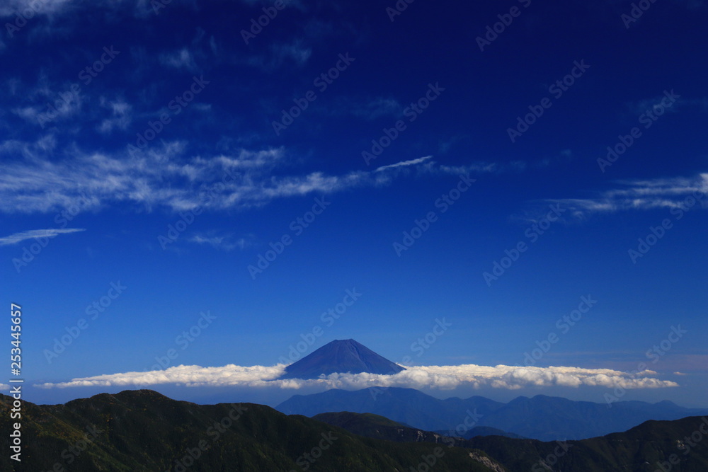 南アルプス塩見岳山頂への道　烏帽子岳山頂からの富士山