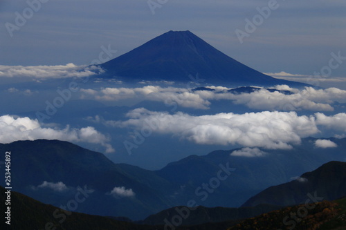 南アルプス塩見岳山頂から 霊峰富士山を望む