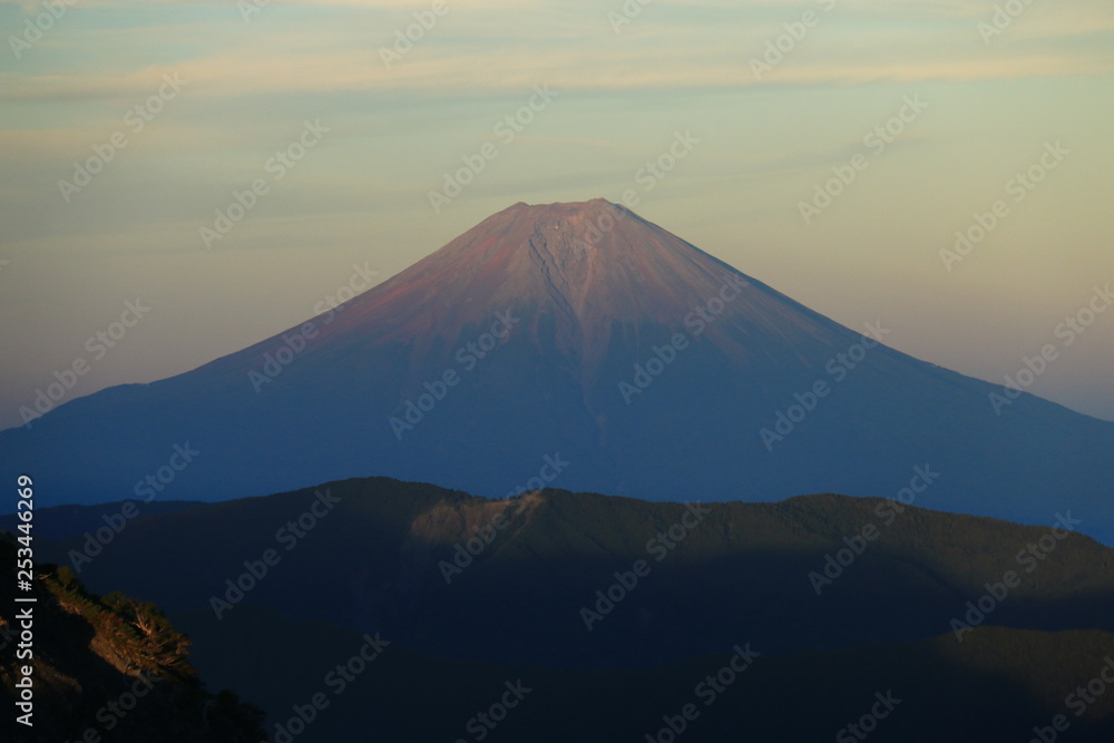 南アルプス光岳（てかりだけ）　山頂直下光岳小屋から　夕暮れに映える富士山