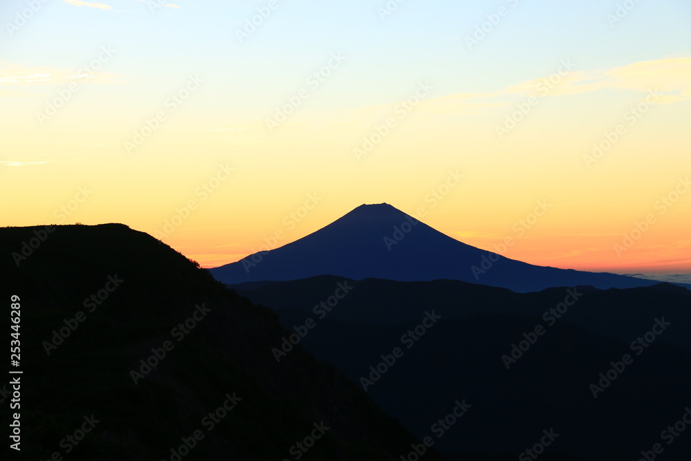 南アルプス光岳　山頂直下光岳小屋から　朝焼けに浮かぶ富士山