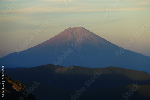 南アルプス光岳（てかりだけ） 山頂直下光岳小屋から 夕暮れに映える富士山