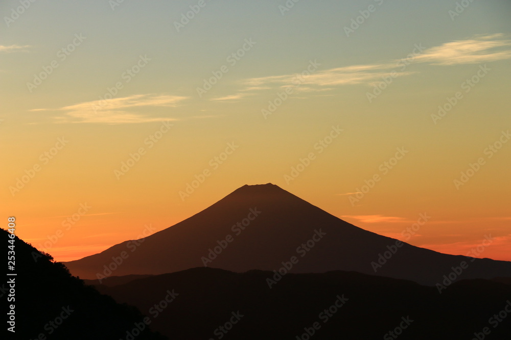 南アルプス光岳　山頂直下光岳小屋から　朝焼けに浮かぶ富士山