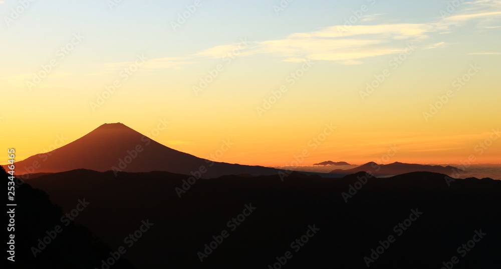 南アルプス光岳　山頂直下光岳小屋から　朝焼けに浮かぶ富士山とイ愛鷹山、箱根遠景