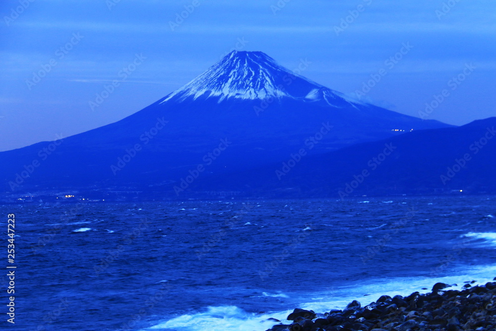 駿河湾越しの富士山の夕暮れ 駿河湾越しの富士山の夕暮れ