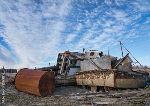 Schilderij op canvas Abandoned boats at the Gustavus harbor