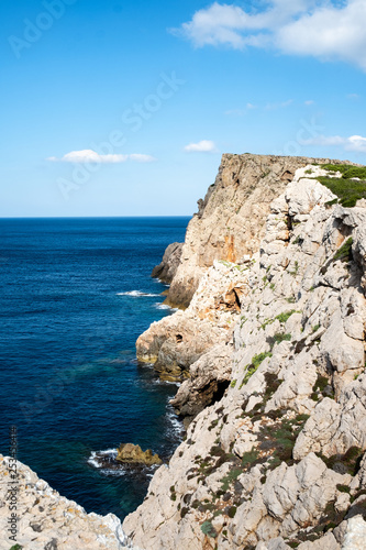 Steilküste an der Cala Barca auf Sardinien, Italien