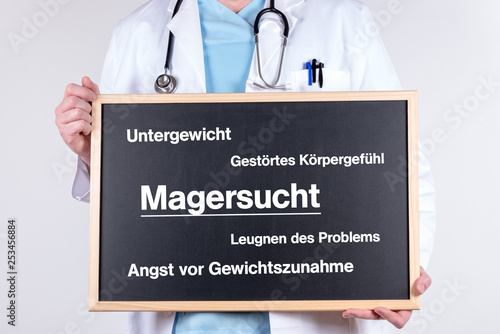 Arzt mit einem Schild zur Magersucht