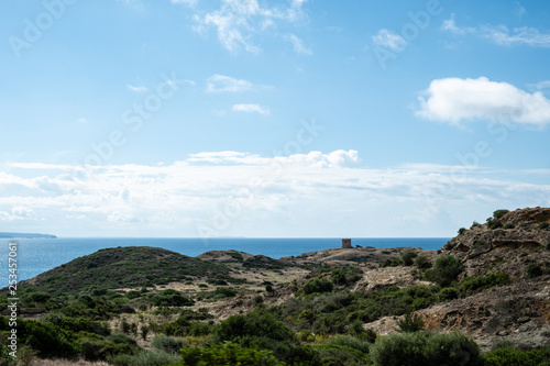 Landschaft entlang der Küstenstraße im Westen auf Sardinen, Italien