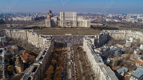 Obraz na płótnie Bucharest city scape with a busy boulevard on a sunny day w salonie