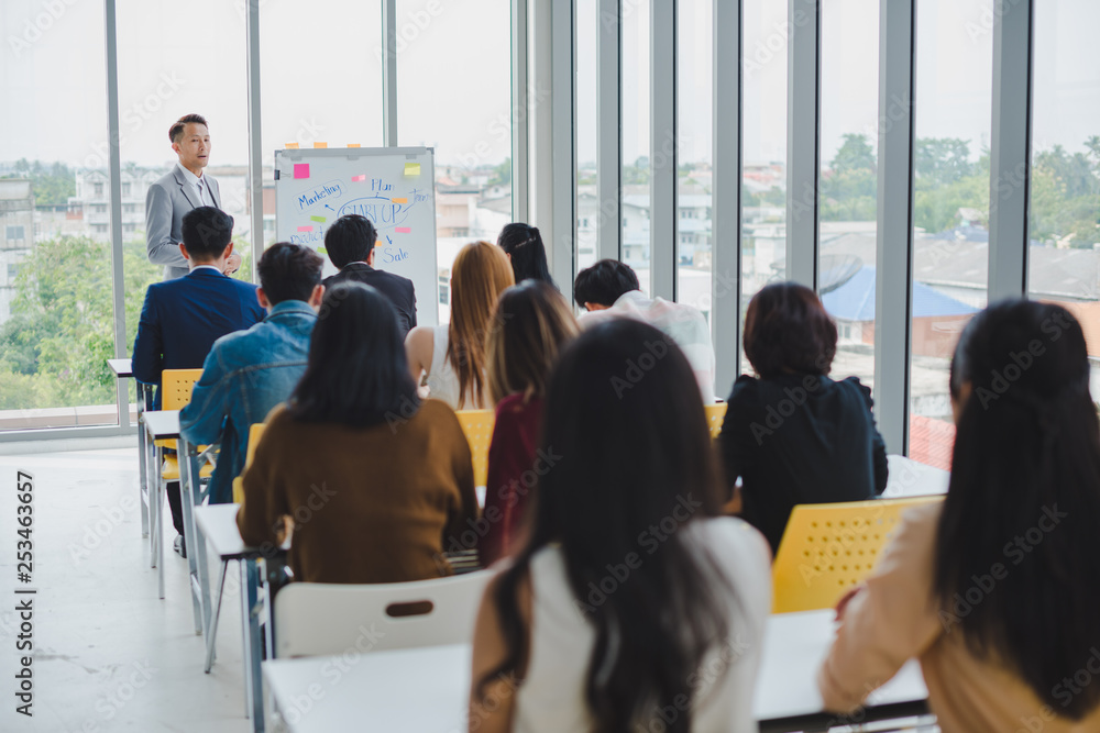 Obraz premium Asian male speaker is speaking at seminars and workshops to the people in the meeting.