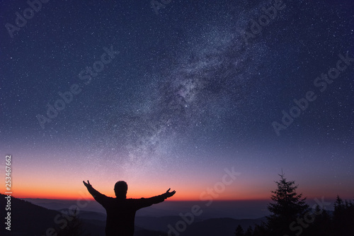 Freiheit: Sonnenaufgang mit Milchstraße
