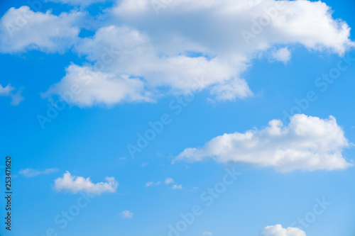 【写真素材】 青空 空 雲 飛行機雲 冬の空 背景 背景素材 1月 コピースペース