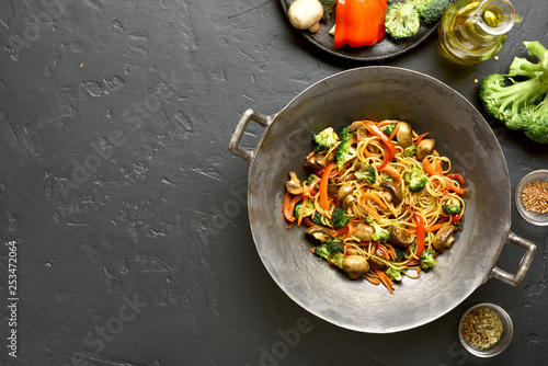 Photos Udon stir-fry noodles with vegetables in wok